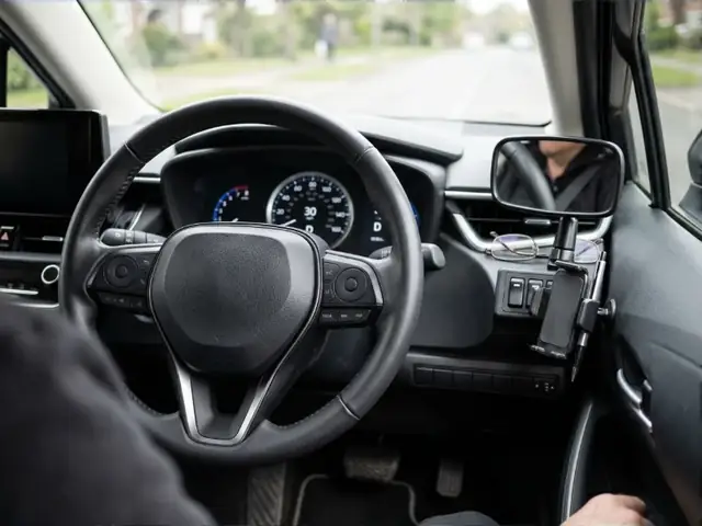 Руль и приборная панель учебного автомобиля (иллюстрация)